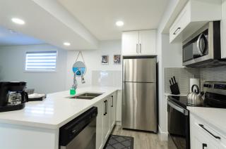2BR Stylish Suite Outlets & REC RoomSep Entrance - 3