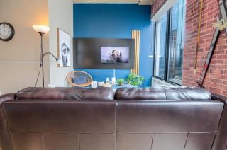 Vintage NY Style Loft AC Near Rogers LRT - 3