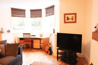 Fernbank One Bed with Garden and Parking - 1