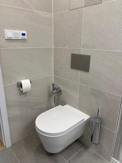 Modern 1BR Apartment with Terrace, Workspace & Free Parking - 2