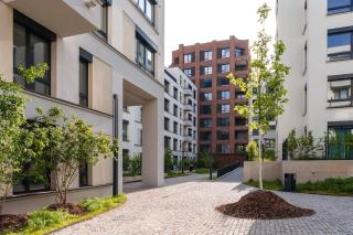 Modern 1BR Apartment with Terrace, Workspace & Free Parking - 4