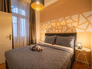 Vienna Apt · Naschmarkt & Karlskirche · U4 Metro - 9