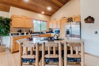 Perfectly Located Home - Enjoy a Private Hot Tub & SHARC Passes - 0