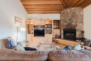 Perfectly Located Home - Enjoy a Private Hot Tub & SHARC Passes - 4