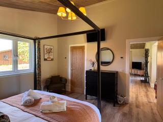 Azalea Lodge 8 with Wood Burning Hot Tub - 2