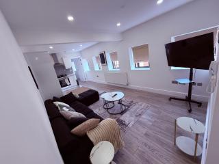 Cozy 2 BDR Apt TVs WiFi Free parking games - 0