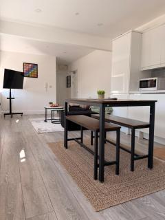 Cozy 2 BDR Apt TVs WiFi Free parking games - 6