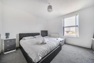 House Sleeps 8 with Hot Tub and Parking - 9