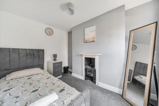 House Sleeps 8 with Hot Tub and Parking - 6