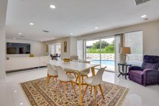 6 Mi to Siesta Beach! Extended Getaway w/ Pool - 3