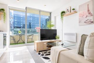 City Skyline Escape 2BR With Luxury Pool, Gym and Spa - 9