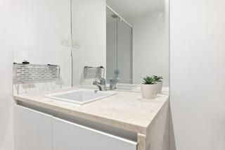 City Skyline Escape 2BR With Luxury Pool, Gym and Spa - 7