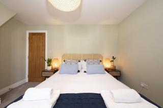 Stylish Surbiton Home 7-Min Walk to Station - Pass the Keys - 8