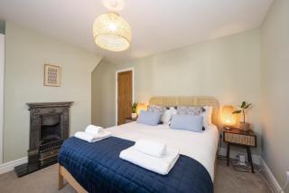 Stylish Surbiton Home 7-Min Walk to Station - Pass the Keys - 7