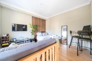 Chic Flat Hideaway with Private Courtyard - Pass the Keys - 5