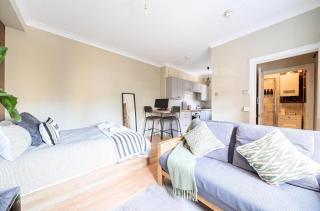 Chic Flat Hideaway with Private Courtyard - Pass the Keys - 3