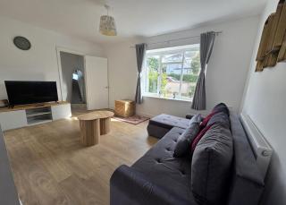 3BR Family Home with Garden & Parking - 9