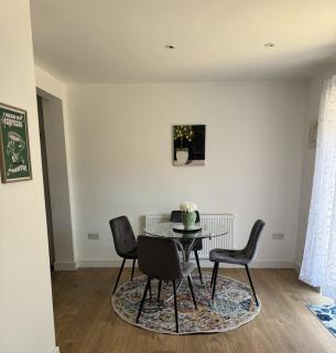 3BR Family Home with Garden & Parking - 7