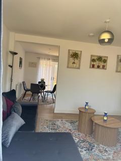 3BR Family Home with Garden & Parking - 4
