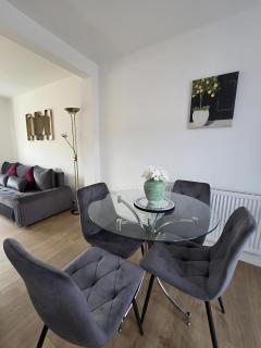 3BR Family Home with Garden & Parking - 3
