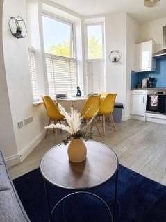 Town centre modern accommodation, free parking, sleeping 3 - 7