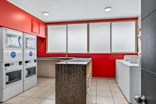 Metro Private Parking AC Modern Design - 8