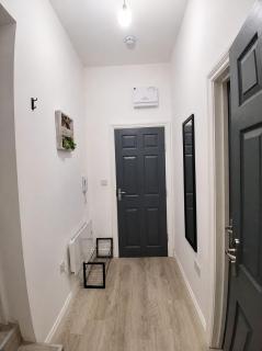 Town centre modern accommodation, free parking, sleeping 3 - 2
