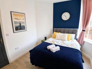 Town centre modern accommodation, free parking, sleeping 3 - 6