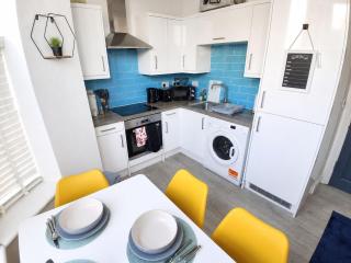 Town centre modern accommodation, free parking, sleeping 3 - 4