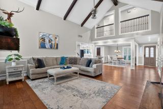 Spacious 4BR Home with Game Room near Woodlands - 9