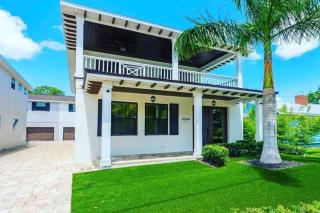 Beach Downtown-Family & Pet Friendly-Balcony & Garage-10 Acre Park with Pickleball, Tennis & Basketball-Lido Beach-Opera-Symphony-St Armands Circle - 0