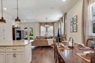Beach Downtown-Family & Pet Friendly-Balcony & Garage-10 Acre Park with Pickleball, Tennis & Basketball-Lido Beach-Opera-Symphony-St Armands Circle - 2