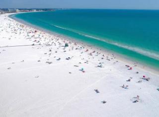 Beachtown Remote Worker Friendly-High Speed WiFi-Pets Welcome-Lido Beach-Opera-Symphony-Walk or Bike to Restaurants-10 Acre Park with Pickleball, Tennis, Basketball - 4