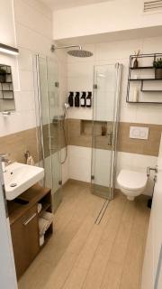 Modernes privates Gästezimmer in Hannover mit eigenem Bad & Terrassen Nutzung in Wohnung - 1