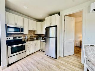 Beachtown Remote Worker Friendly-High Speed WiFi-Pets Welcome-Lido Beach-Opera-Symphony-Walk or Bike to Restaurants-10 Acre Park with Pickleball, Tennis, Basketball - 9
