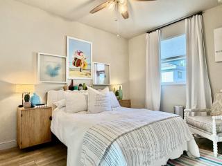 Beachtown Remote Worker Friendly-High Speed WiFi-Pets Welcome-Lido Beach-Opera-Symphony-Walk or Bike to Restaurants-10 Acre Park with Pickleball, Tennis, Basketball - 0