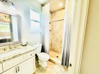 Beachtown Remote Worker Friendly-High Speed WiFi-Pets Welcome-Lido Beach-Opera-Symphony-Walk or Bike to Restaurants-10 Acre Park with Pickleball, Tennis, Basketball - 8