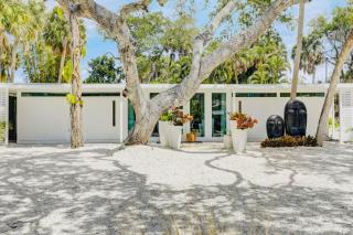 Siesta Key Beach - Sauna - Heated Saltwater Pool - Family & Pet Friendly - Fenced in Back Yard - Beach Gear & Beach Bikes Included -Zachs Private Beach House - 9
