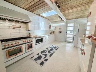 Siesta Key Beach - Sauna - Heated Saltwater Pool - Family & Pet Friendly - Fenced in Back Yard - Beach Gear & Beach Bikes Included -Zachs Private Beach House - 6