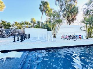 Siesta Key Beach - Sauna - Heated Saltwater Pool - Family & Pet Friendly - Fenced in Back Yard - Beach Gear & Beach Bikes Included -Zachs Private Beach House - 8