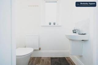 Spacious Luton 4BR Vila Sleeps 8 Free Parking - 5