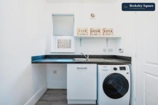 Spacious Luton 4BR Villa Sleeps 8 Free Parking - 1