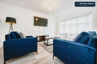 Spacious Luton 4BR Villa Sleeps 8 Free Parking - 8