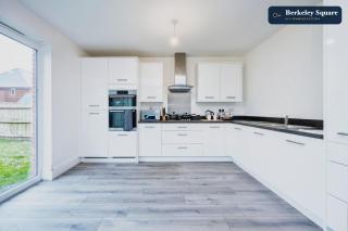 Spacious Luton 4BR Villa Sleeps 8 Free Parking - 6