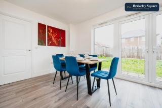 Spacious Luton 4BR Villa Sleeps 8 Free Parking - 2