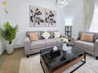Balcony 1BR Retreat - Stylish Dining Escape - 9