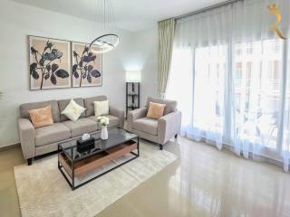 Balcony 1BR Retreat - Stylish Dining Escape - 4