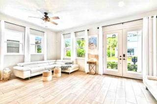 Beach Downtown-Family & Pet Friendly-Balcony & Garage-10 Acre Park with Pickleball, Tennis & Basketball-Lido Beach-Opera-Symphony-St Armands Circle - 1