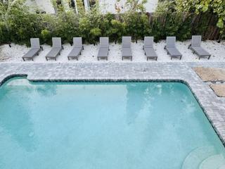 Walk to Siesta Key Beach - Family & Pet Friendly - Private Saltwater Pool - Fenced Yard -Gourmet WOLF Subzero Kitchen -Garage -Close to Restaurants Shops-Aylees Private Beach House - Siesta Key - 9
