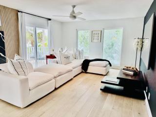 Walk to Siesta Key Beach - Family & Pet Friendly - Private Saltwater Pool - Fenced Yard -Gourmet WOLF Subzero Kitchen -Garage -Close to Restaurants Shops-Aylees Private Beach House - Siesta Key - 8